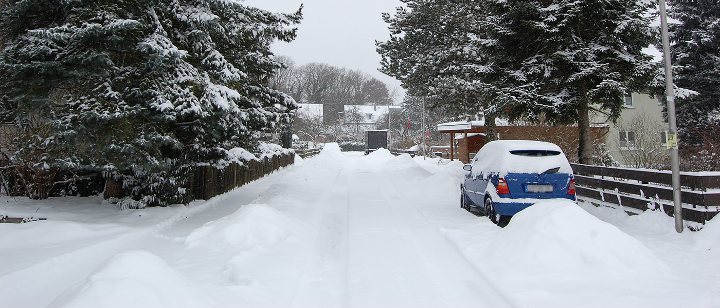Stark verschneite Straße