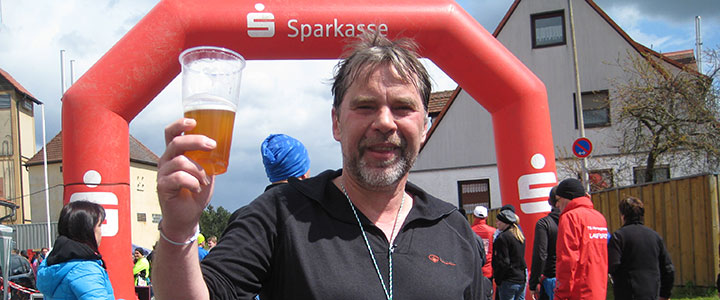 Jens trinkt alkoholfreies Weizen