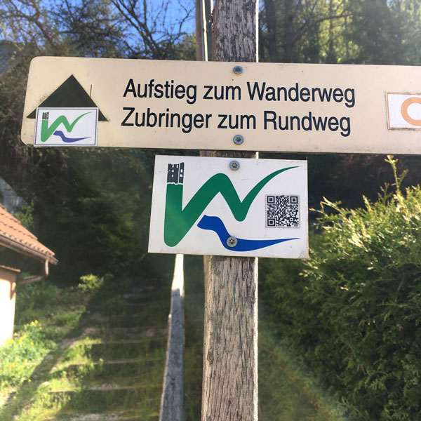 Wegweiser vor Treppenaufstieg