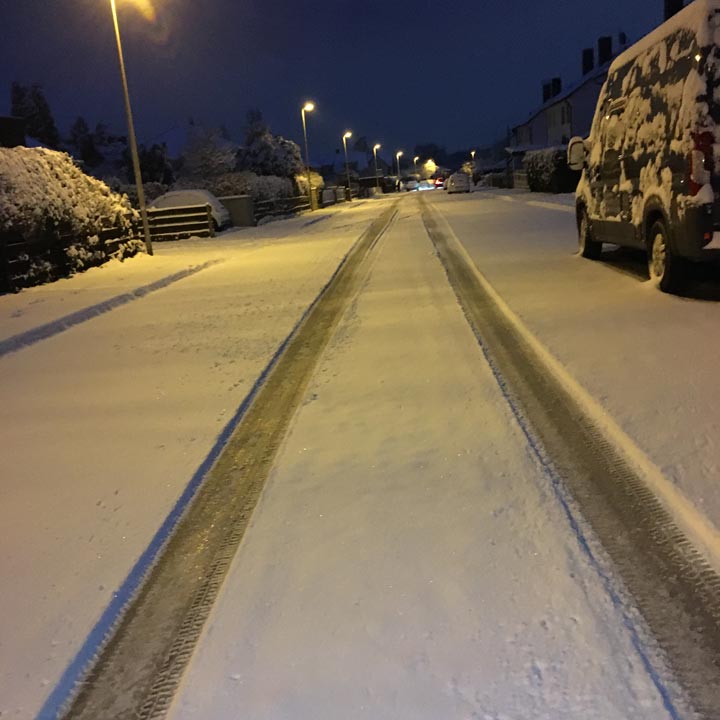 Verschneite Straße. noch dunkel und am frühen Morgen 