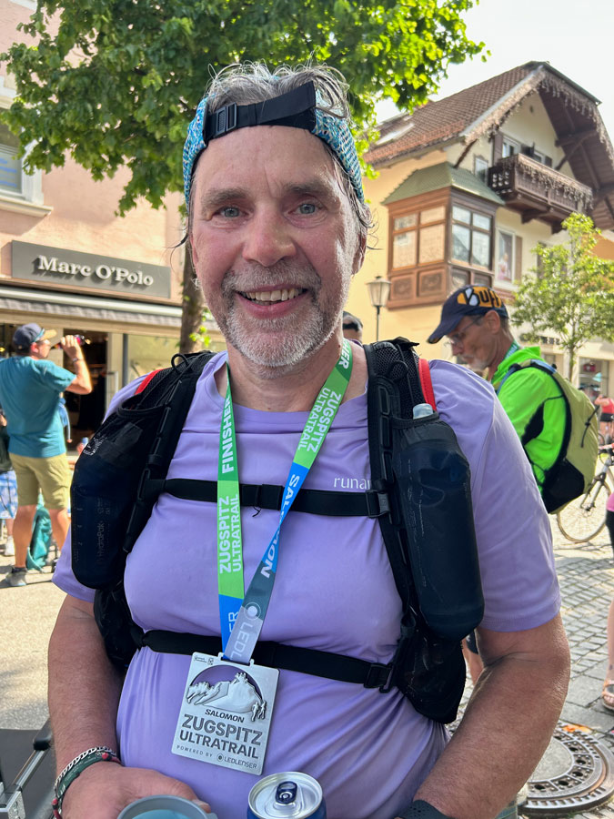 Ein erschöpfter Jens lächelt in die Kamera