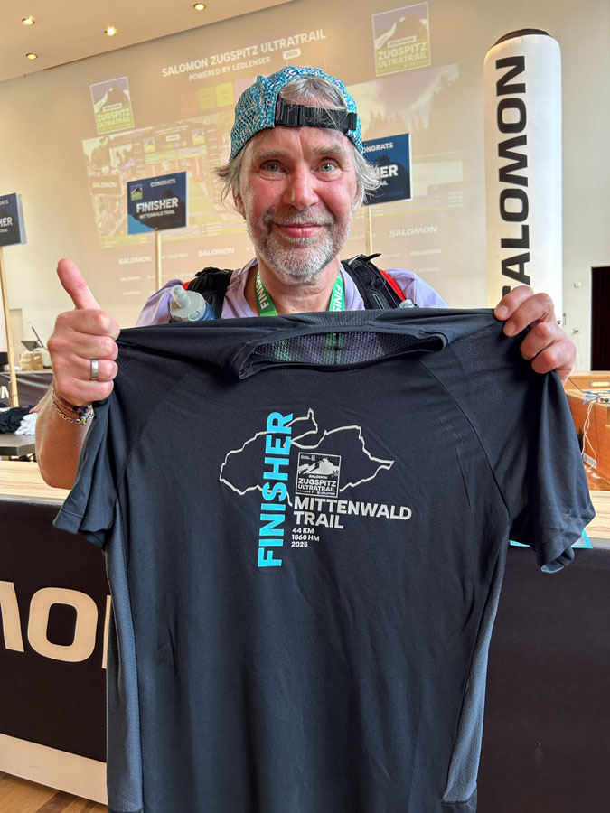 Jens hält das Finisher-Shirt hoch.