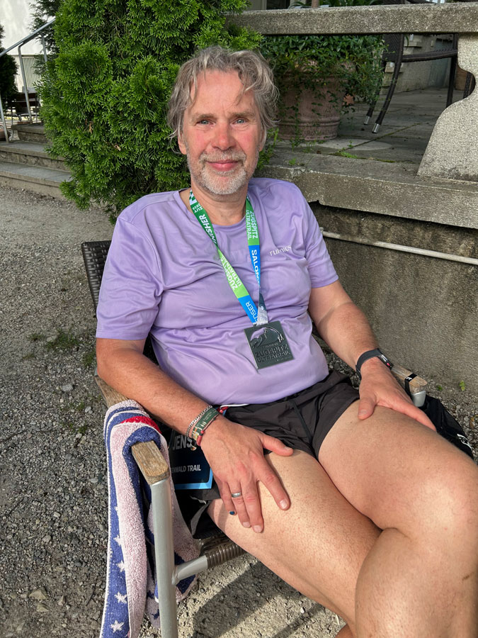 Jens sitzt zufrieden lächelnd im Kurpark von Garmisch