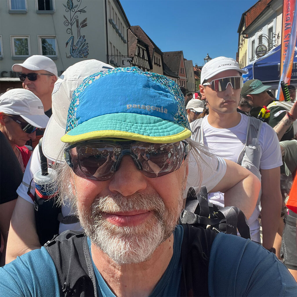 Selfie im Startblock. Jens mit Glücksmütze und Sonnebrille