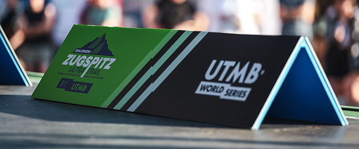 Ein kleines Schild auf einem Tisch mit der Aufschrift Zugspitz Ultratrail auf der linken und UTMB World Series auf der rechten Seite